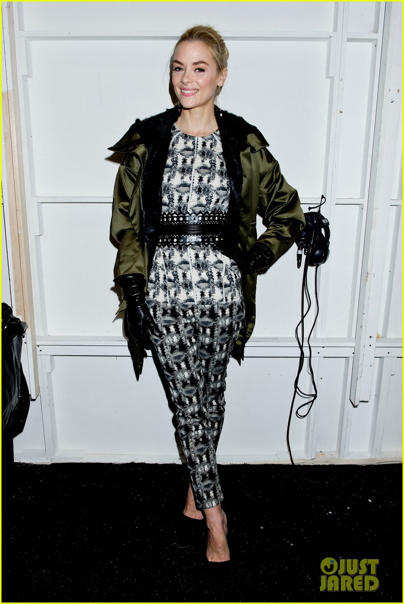 julianne moore jaime king fashion shows in new york 082809822