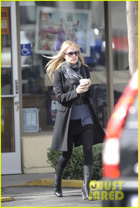 anna paquin friday coffee stop 042808687
