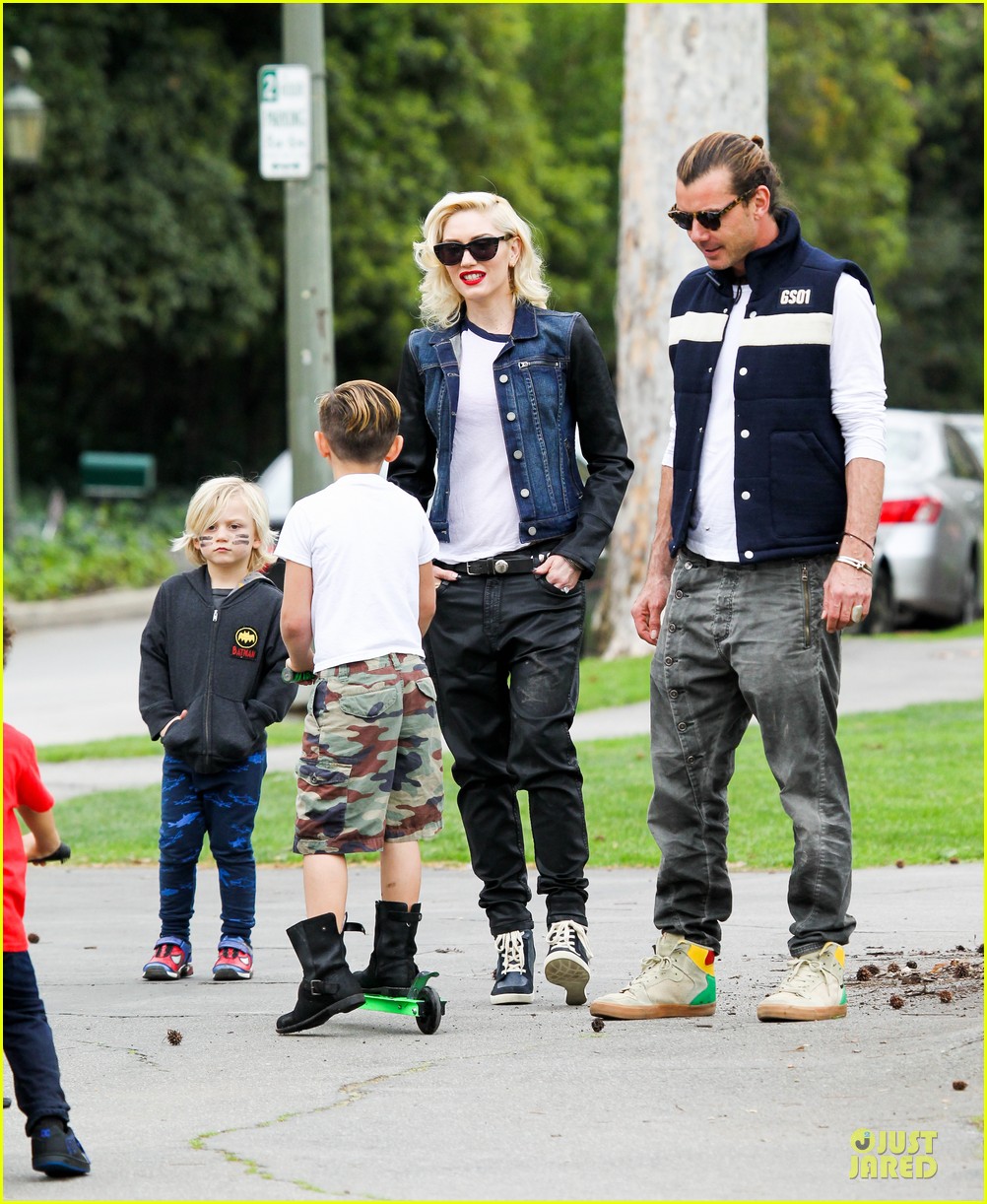 gwen stefani gavin rossdale scootering with the boys 182804920