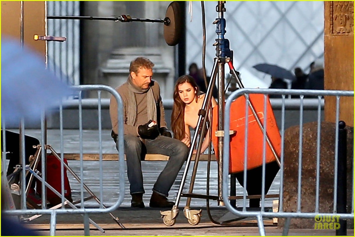 hailee steinfeld three days to kill set with kevin costner 012803182