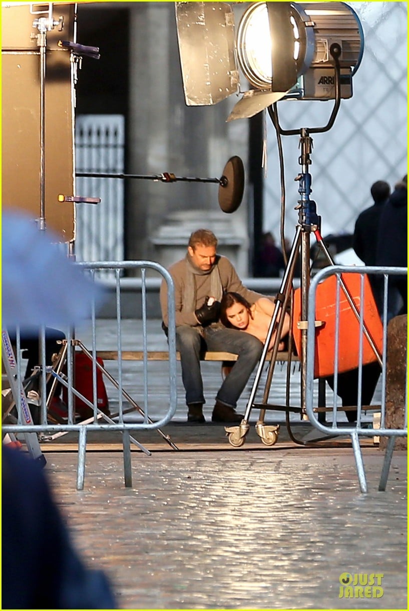 hailee steinfeld three days to kill set with kevin costner 052803186