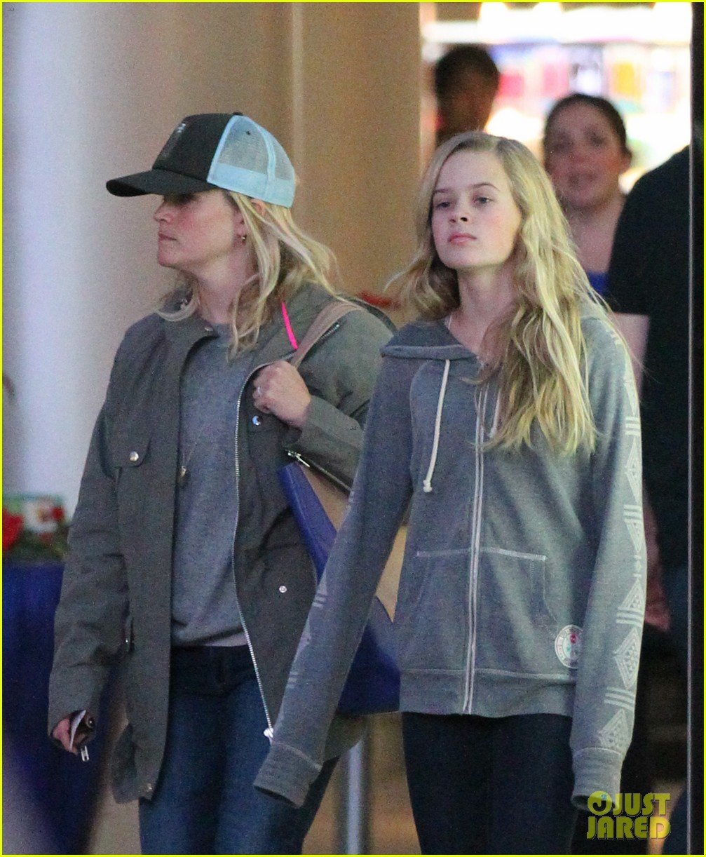 reese witherspoon shopping with ava 02