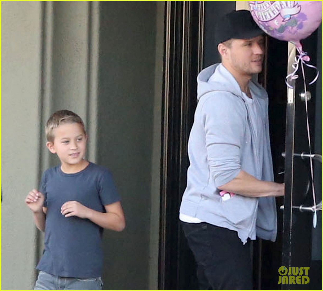 reese witherspoon hits salon ryan phillippe hangs with deacon 09