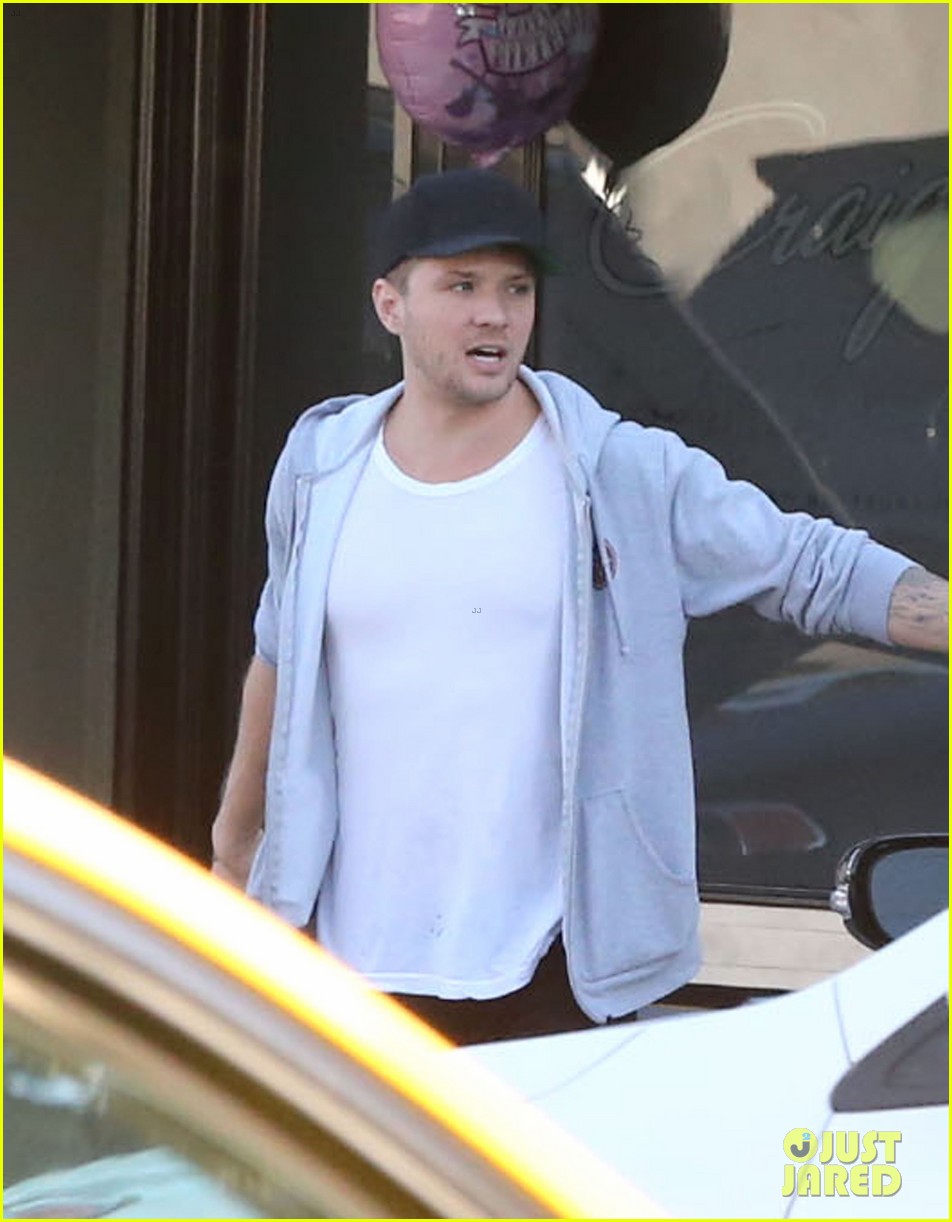 reese witherspoon hits salon ryan phillippe hangs with deacon 12