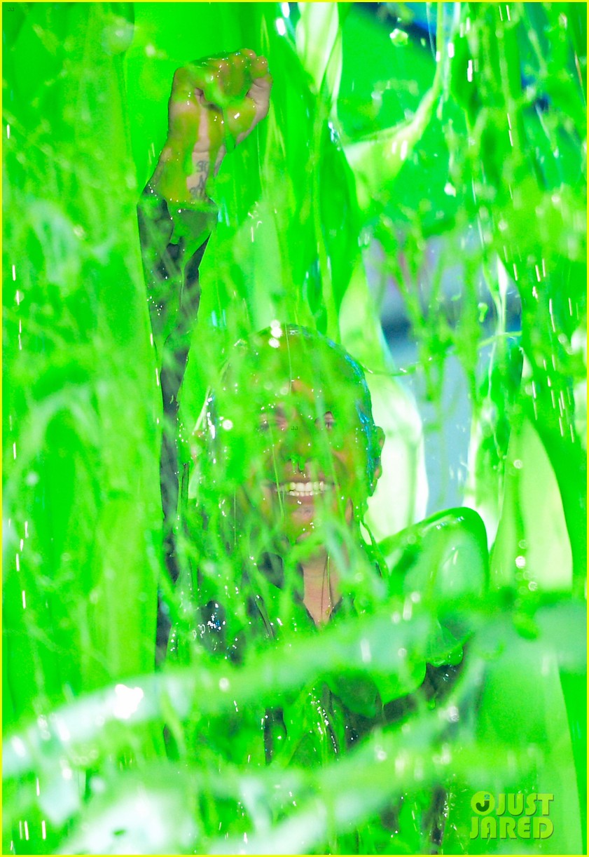 Christina Aguilera Kids' Choice Awards 2013 Performance! Photo