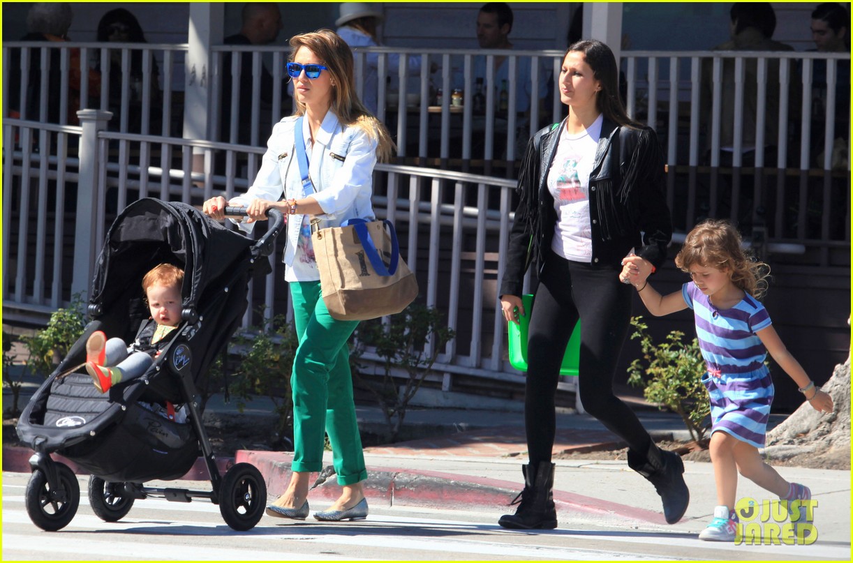 jessica alba le pain quotidien lunch with the kids 072840939