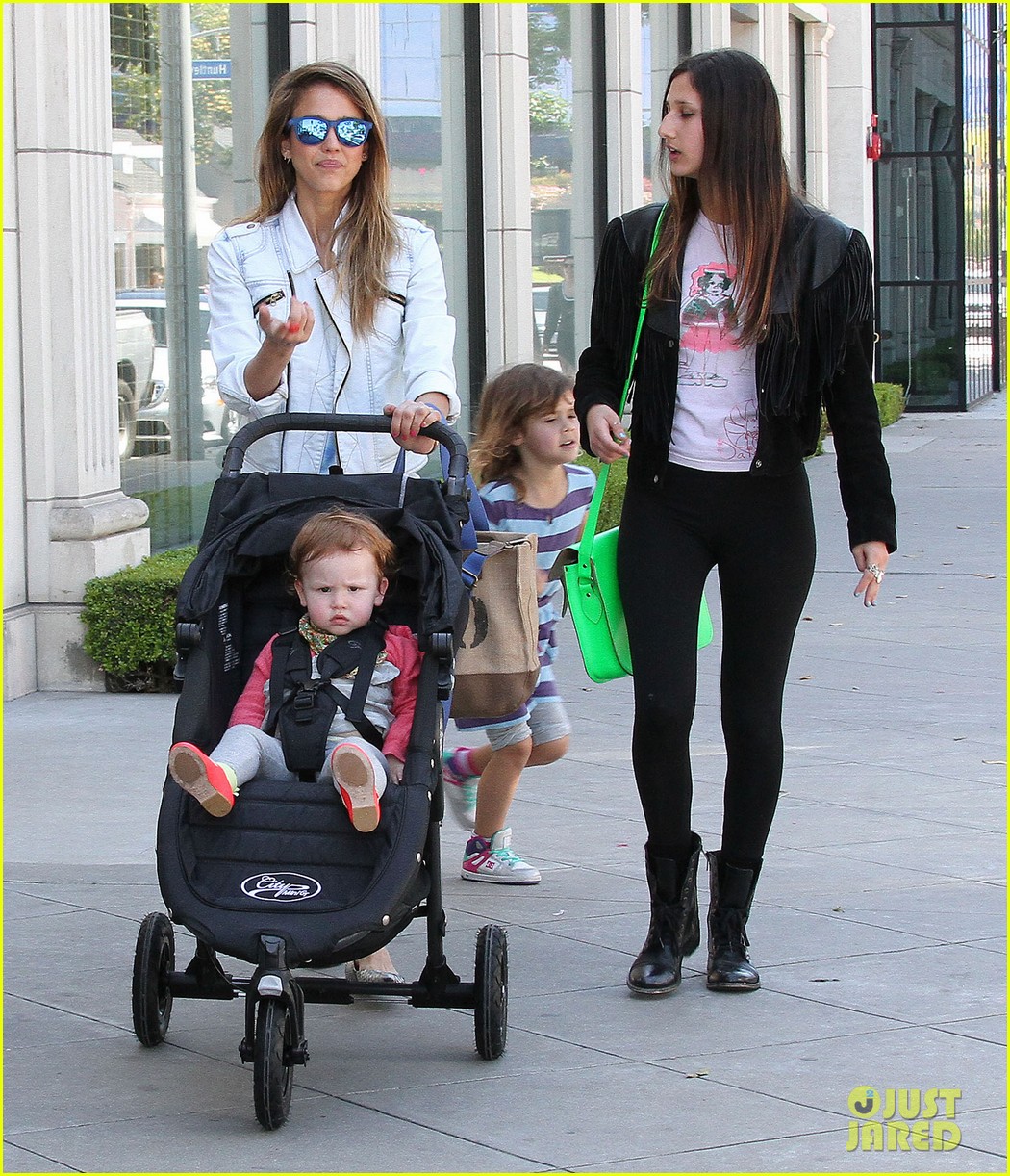 jessica alba le pain quotidien lunch with the kids 172840949