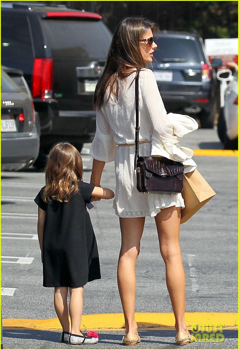 alessandra ambrosio country mart with the kids 18