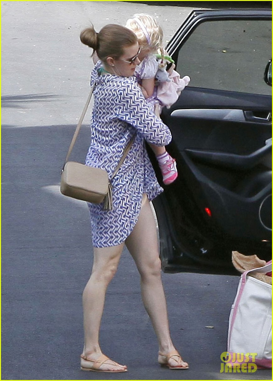 amy adams pool party with daughter aviana 01