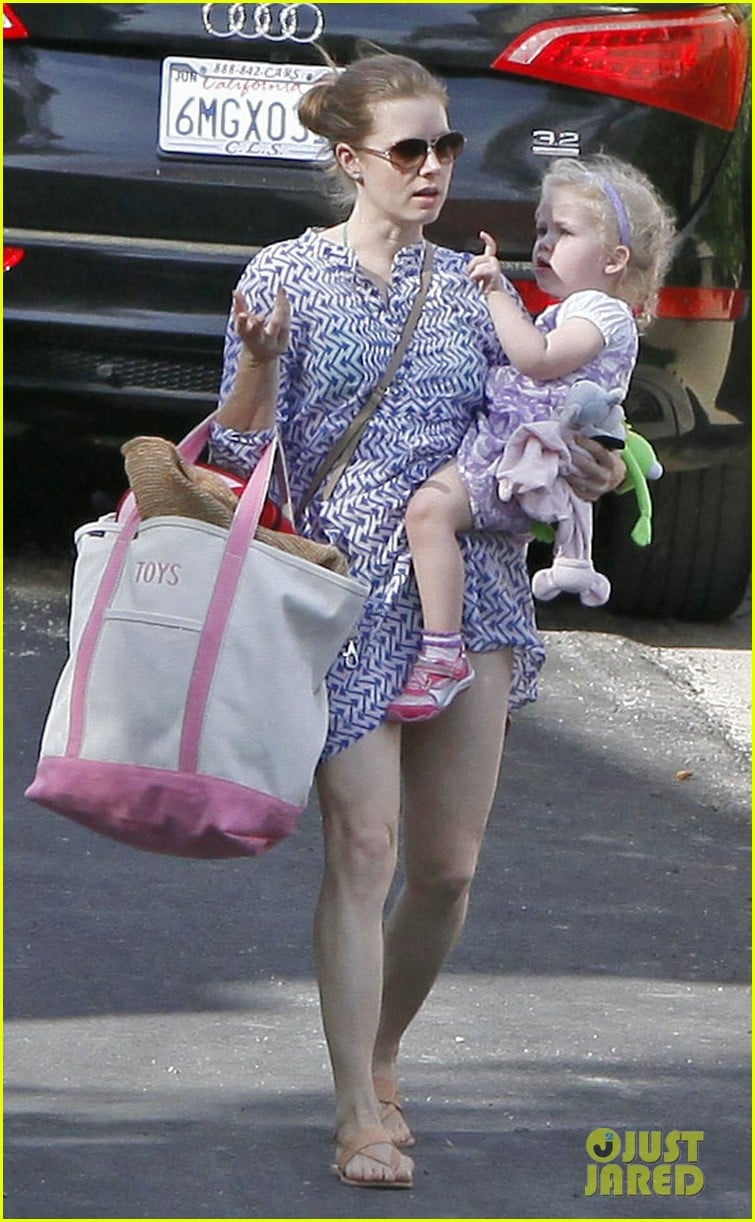 amy adams pool party with daughter aviana 112824117