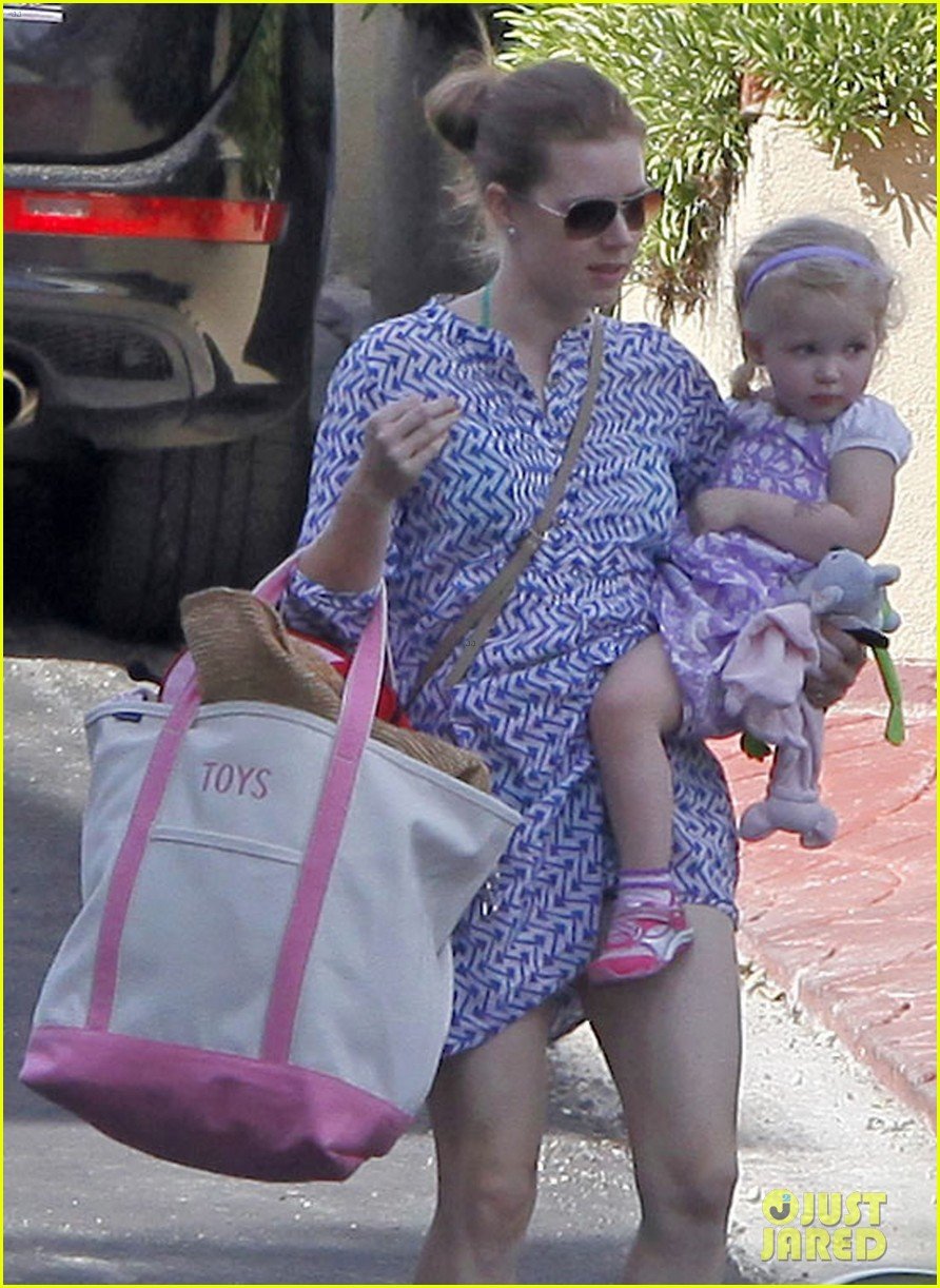 amy adams pool party with daughter aviana 15