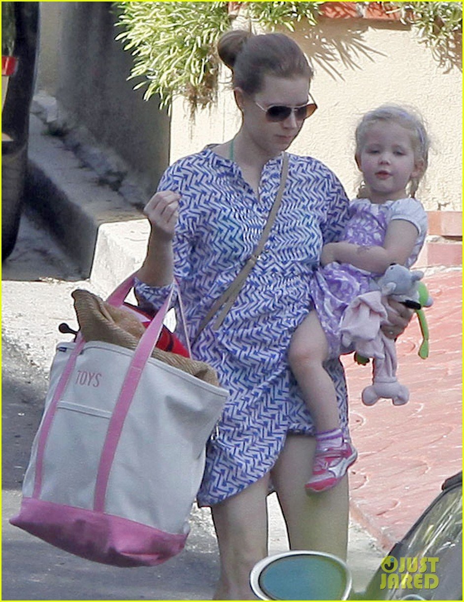 amy adams pool party with daughter aviana 162824122