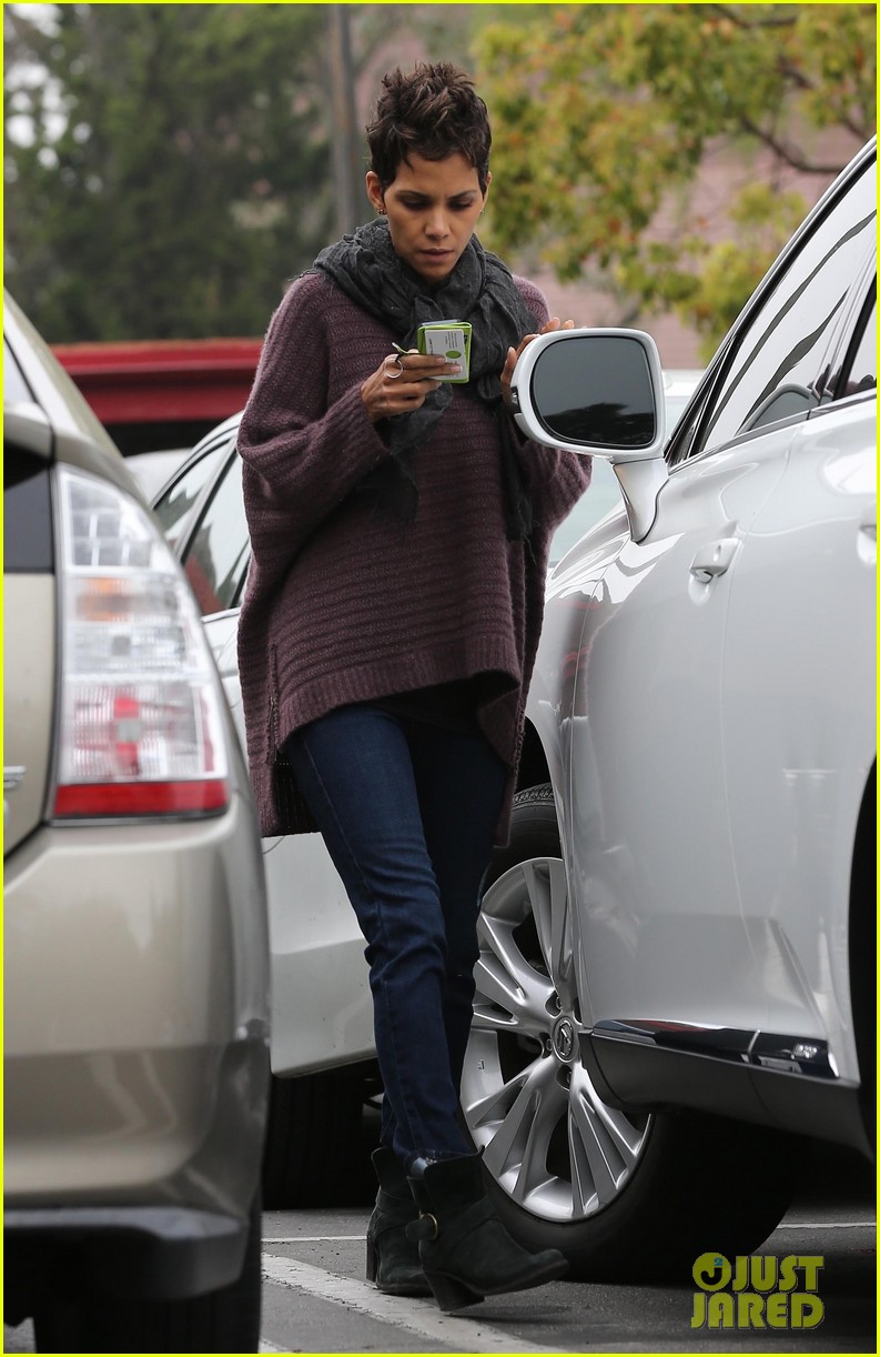 halle berry talks the call poodle hairdo 032834417