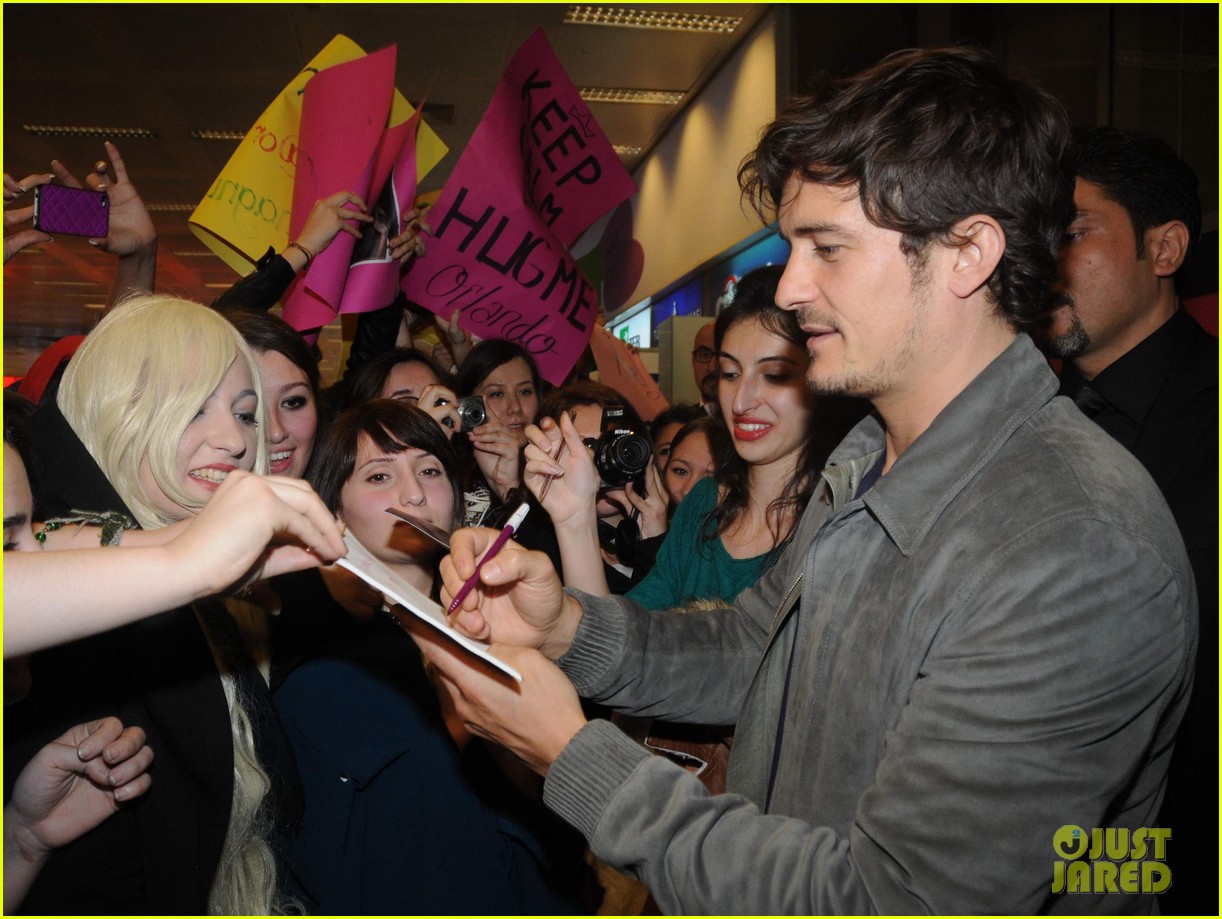 orlando bloom greeted by fans at airport in istanbul 02