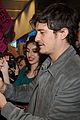 orlando bloom greeted by fans at airport in istanbul 02