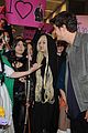 orlando bloom greeted by fans at airport in istanbul 03