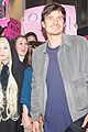 orlando bloom greeted by fans at airport in istanbul 04