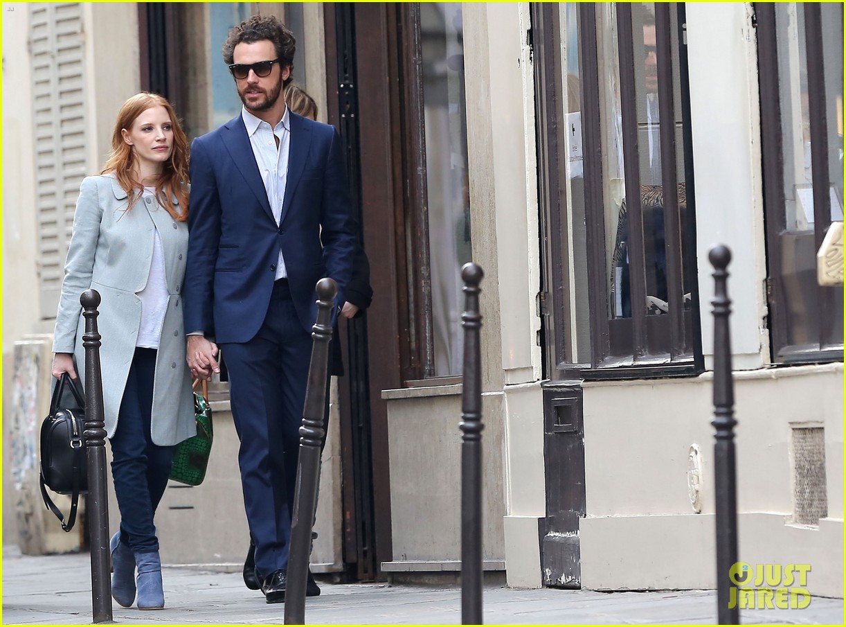 jessica chastain gian luca passi de preposulo hold hands in paris 07