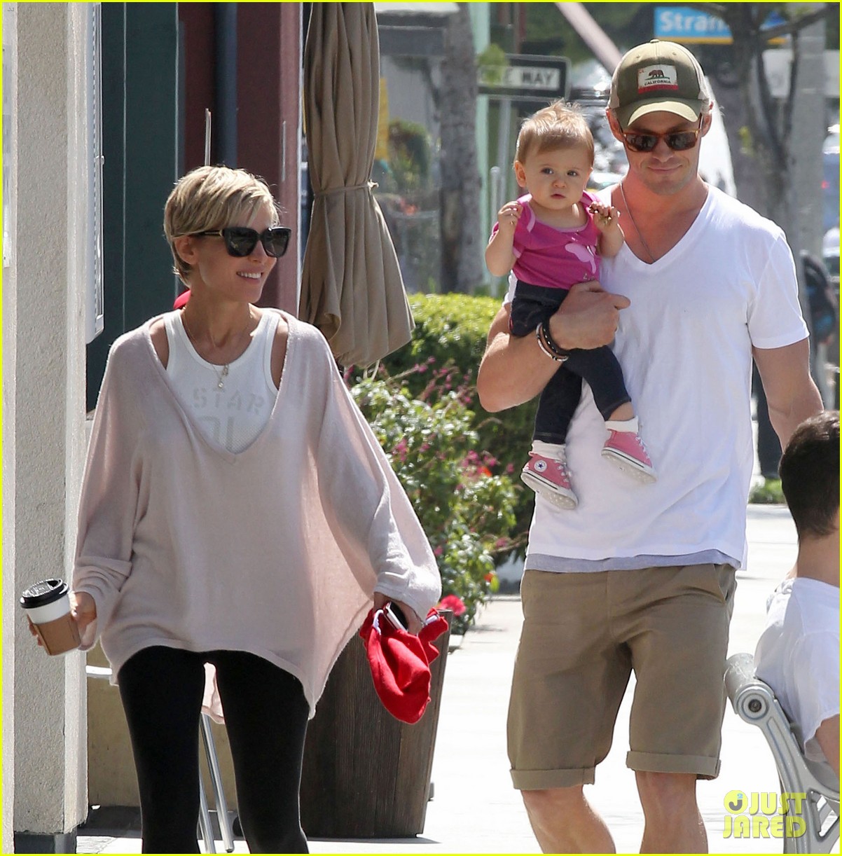 Chris Hemsworth & Elsa Pataky Breakfast with Daughter India! Photo