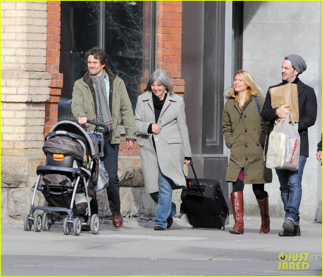 claire danes hugh dancy family day with baby cyrus 142828259