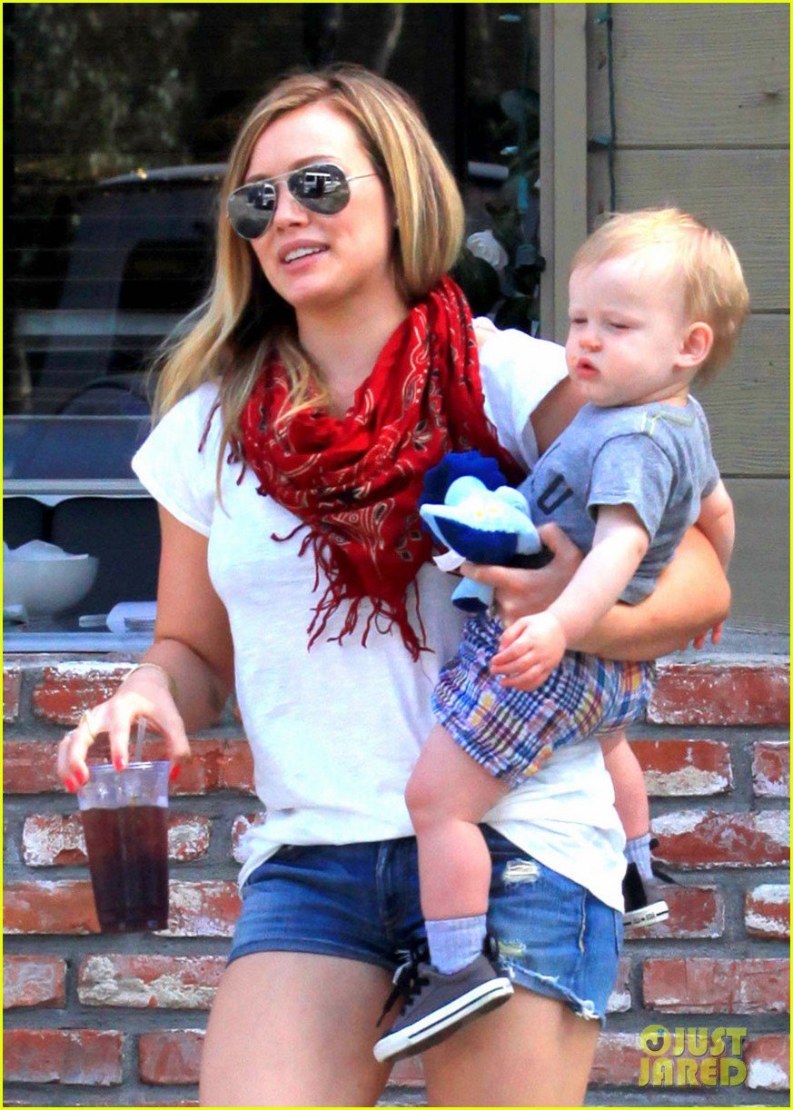 hilary duff mike comrie charlies pantry with baby luca 072837542