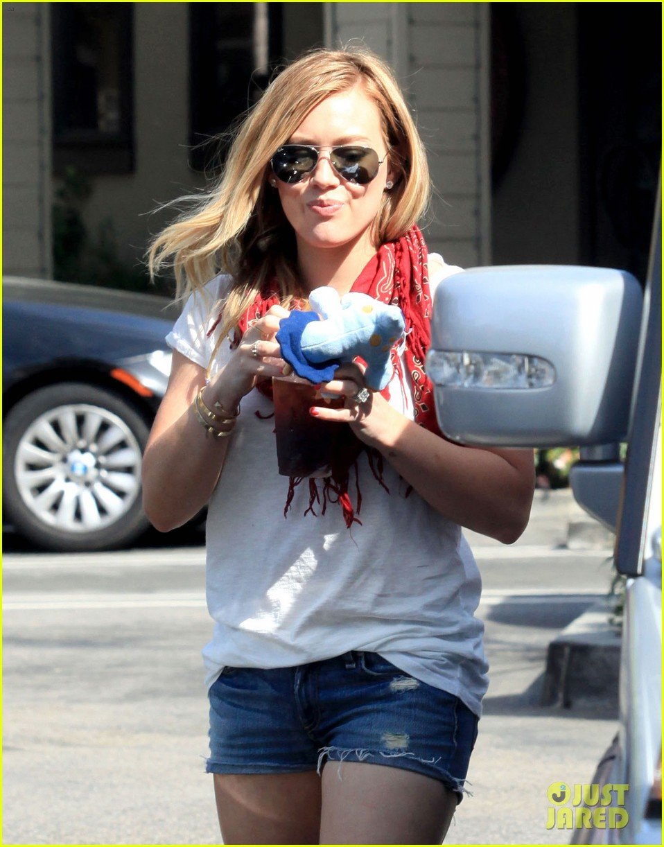 hilary duff mike comrie charlies pantry with baby luca 09