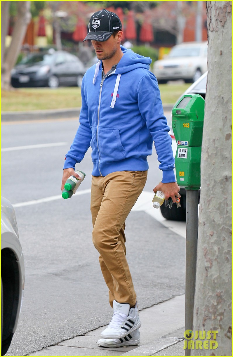 josh duhamel in n out outing 04a