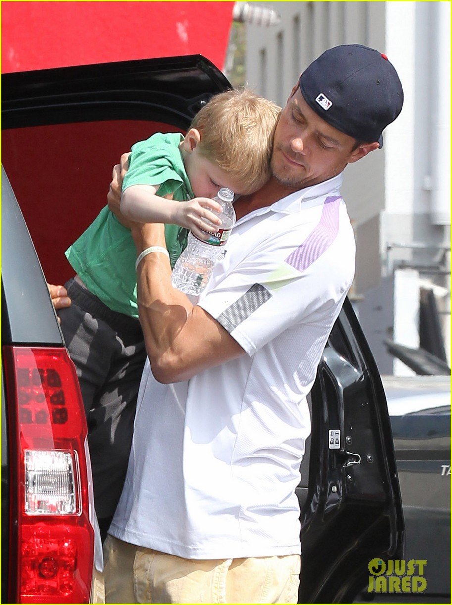 josh duhamel in n out outing 09