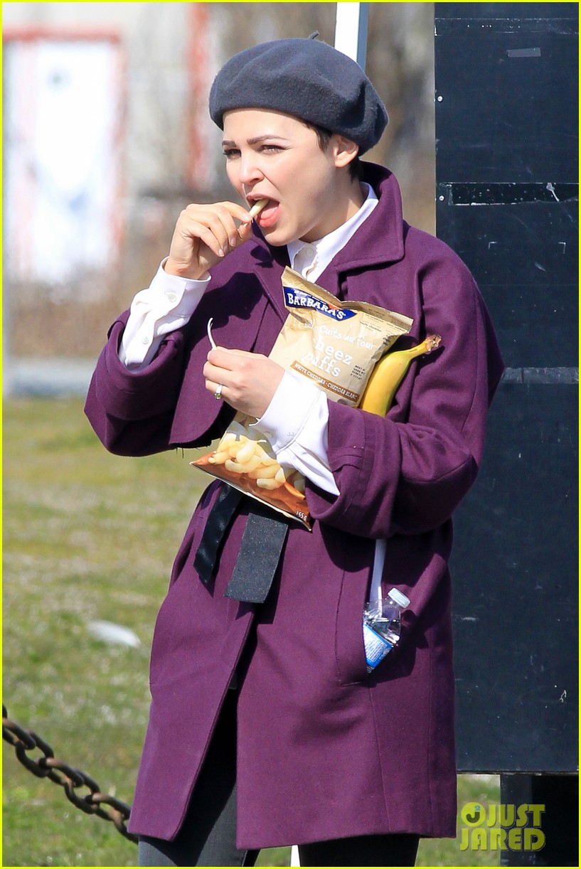 ginnifer goodwin emile de ravin once upon a time set 02