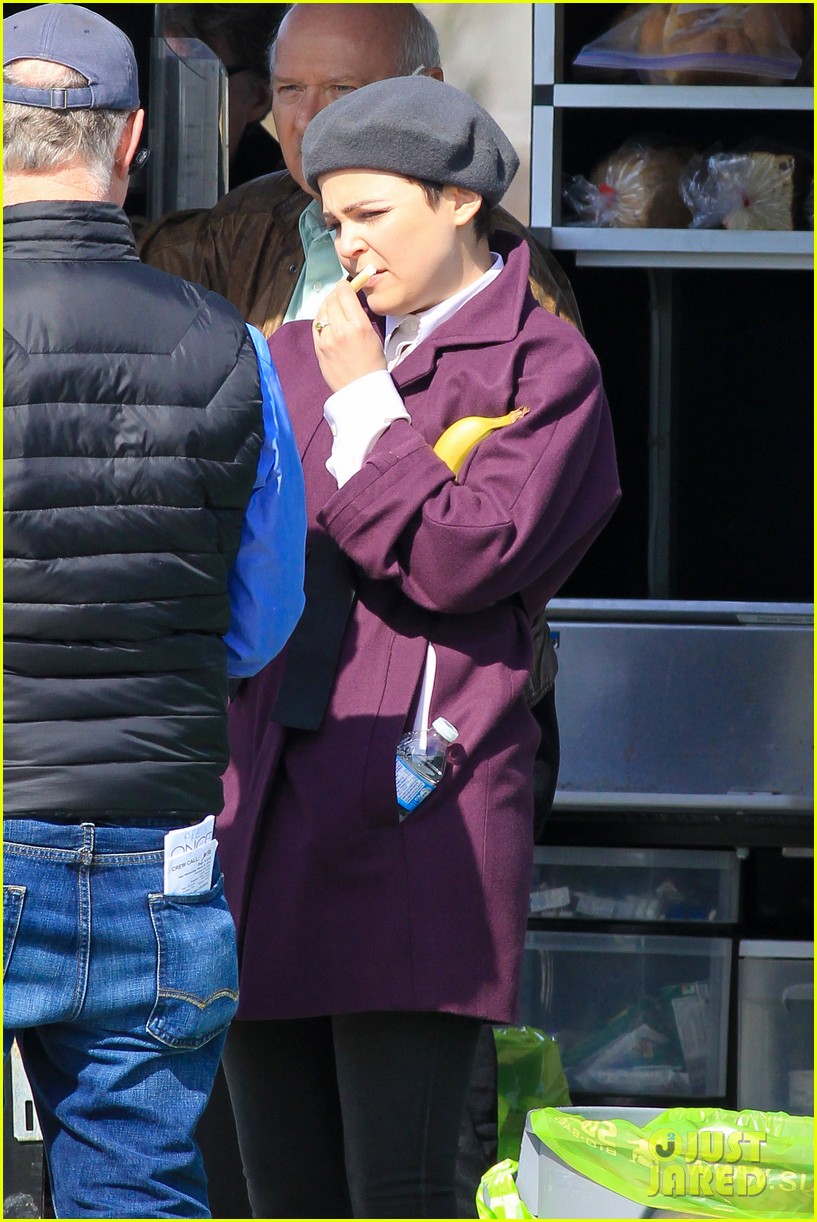 ginnifer goodwin emile de ravin once upon a time set 21
