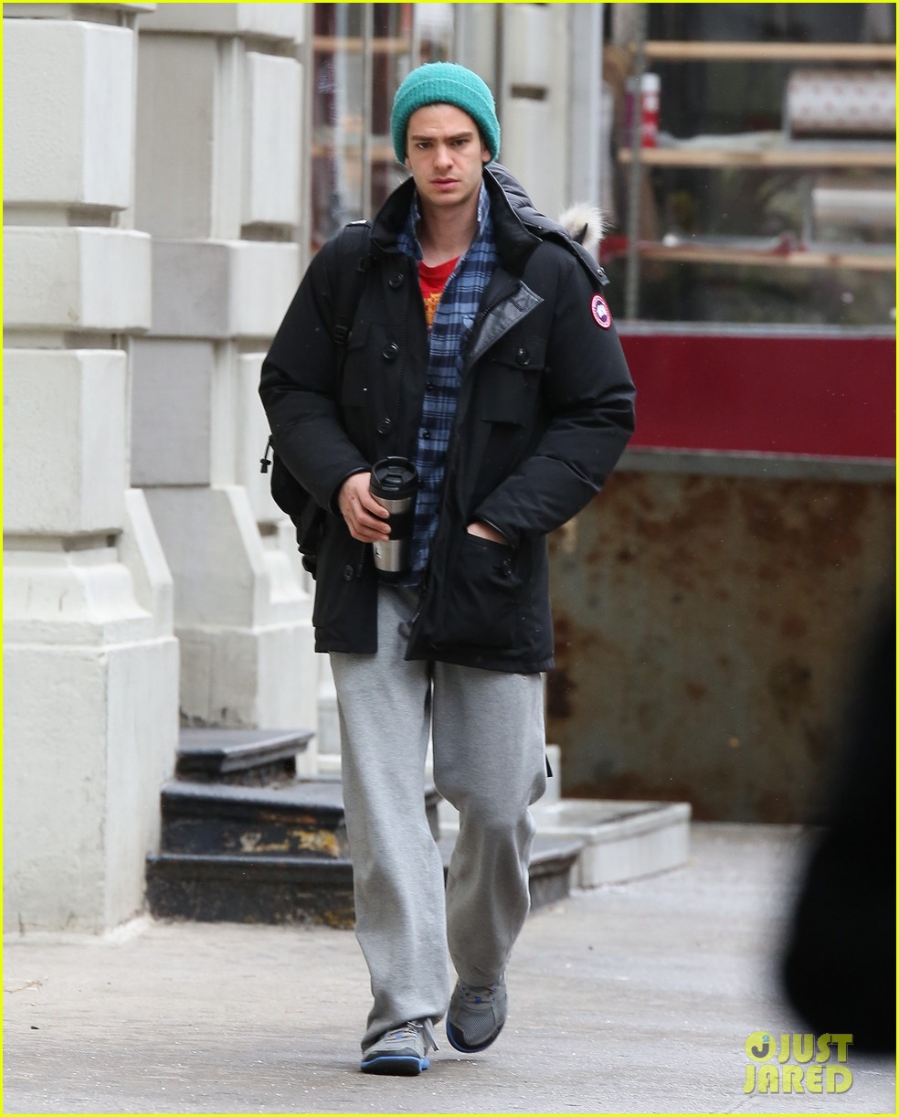 andrew garfield bundled up in the big apple 032826777