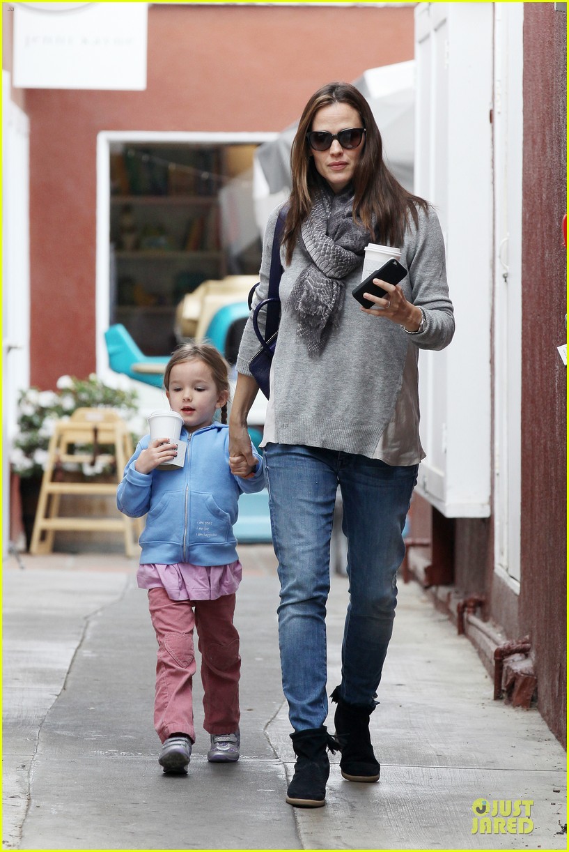 jennifer garner sepate brentwood country mart stops with the girls 04