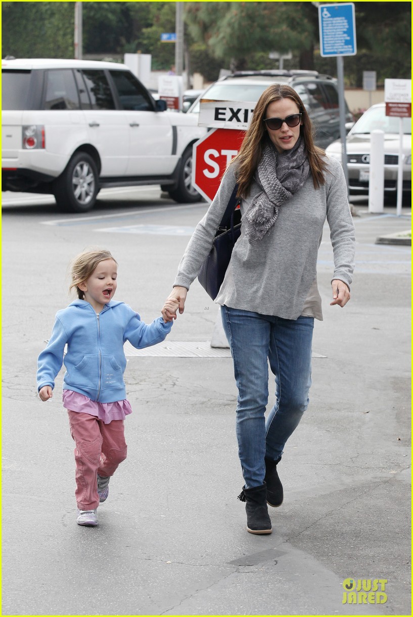 jennifer garner sepate brentwood country mart stops with the girls 102825842