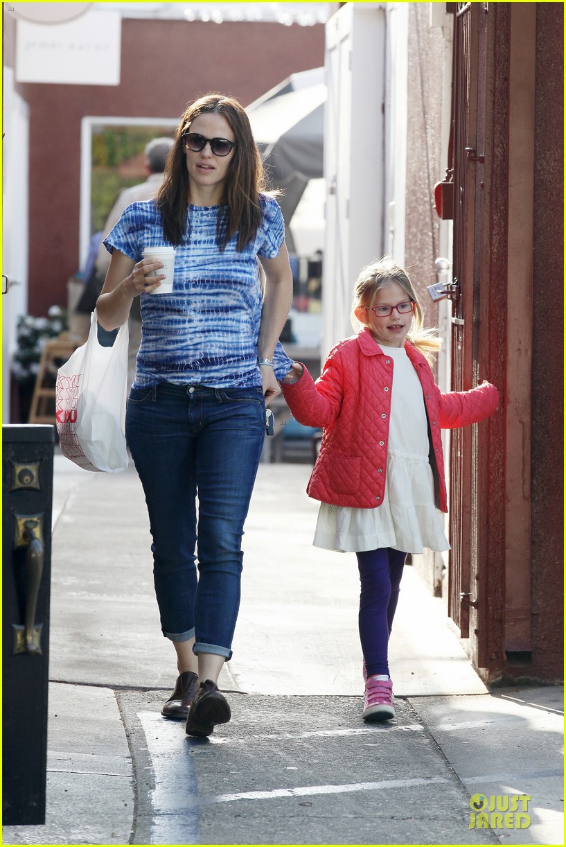 jennifer garner sepate brentwood country mart stops with the girls 21