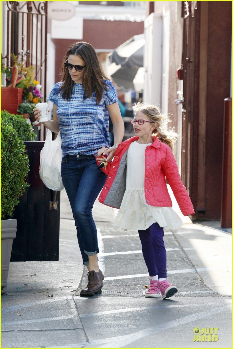 jennifer garner sepate brentwood country mart stops with the girls 23