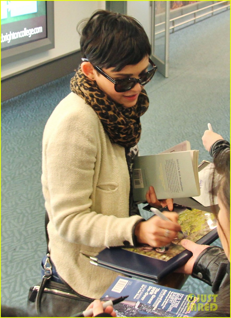 ginnifer goodwin its hard playing two characters on once upon a time 072825539