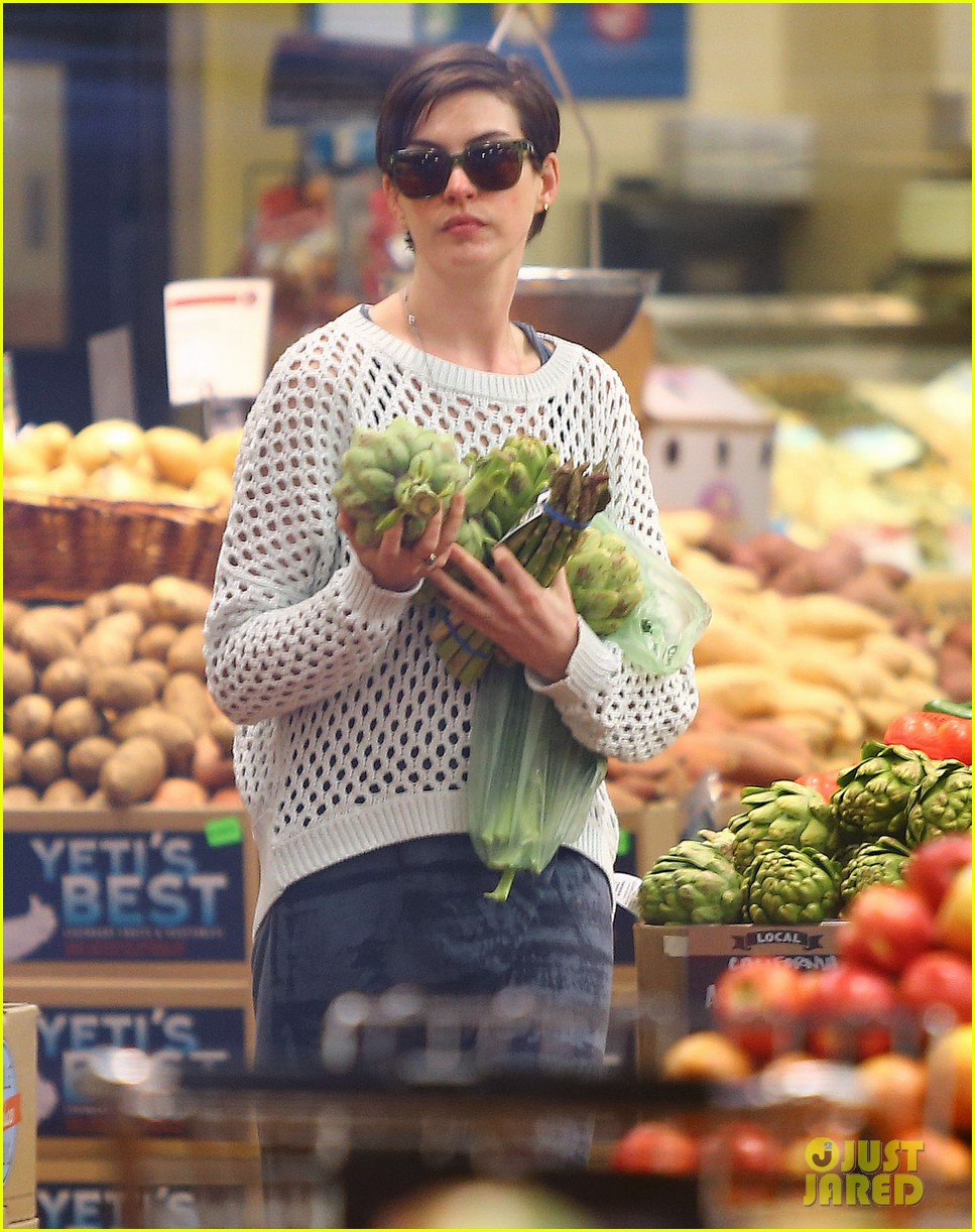 anne hathaway whole foods shopper 24