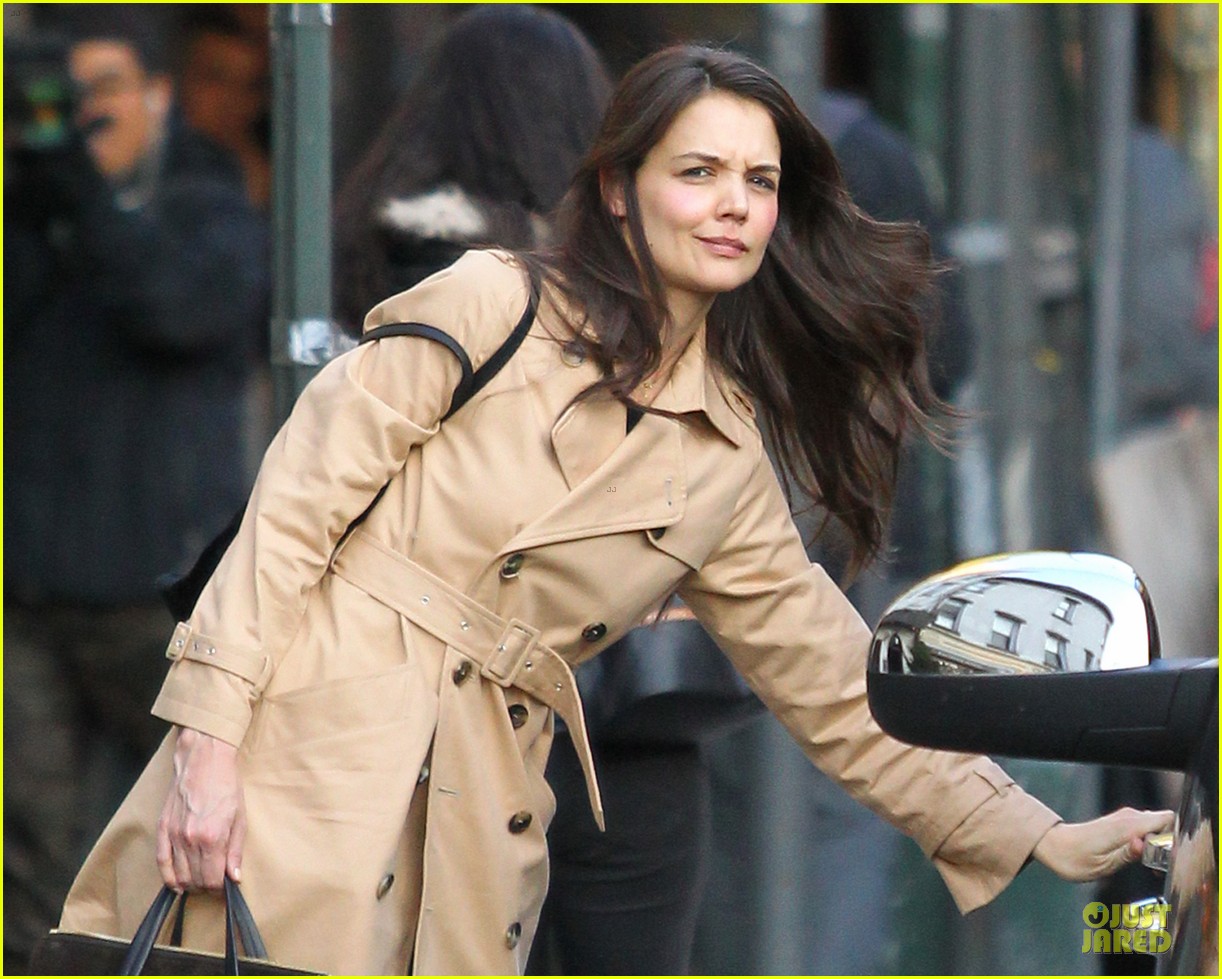 katie holmes big apple diner with male pal 13
