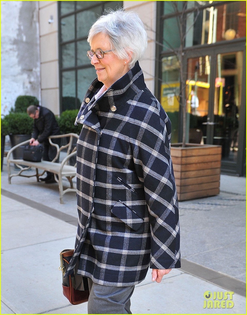 katie holmes lunch date with mom 092825959