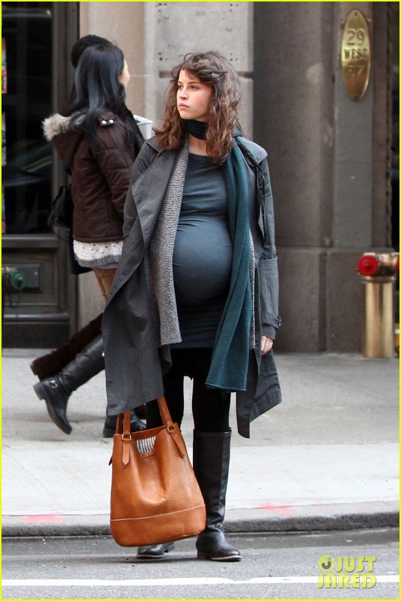 felicity jones fake baby bump for true story 052834662