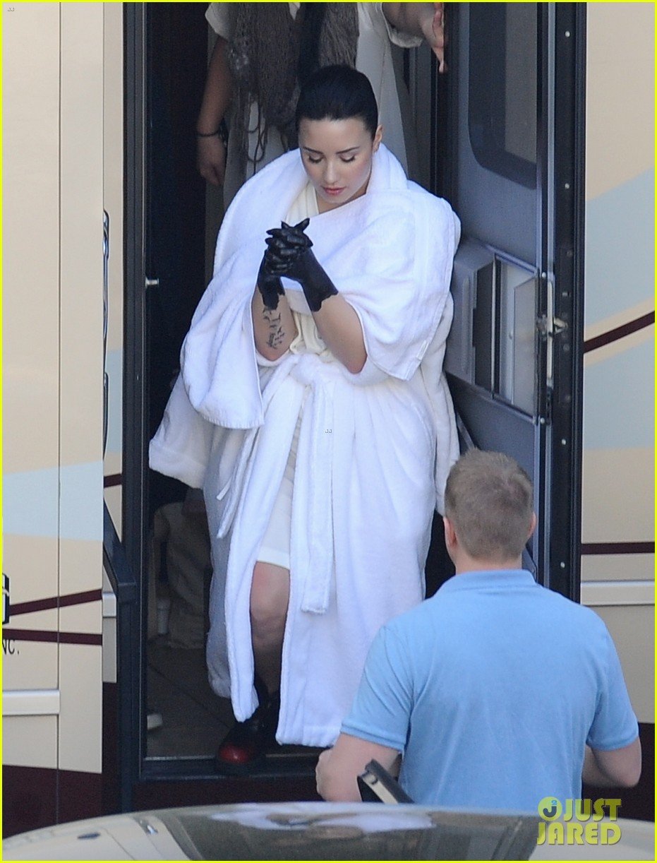 demi lovato black painted hands on heart attack video set 08