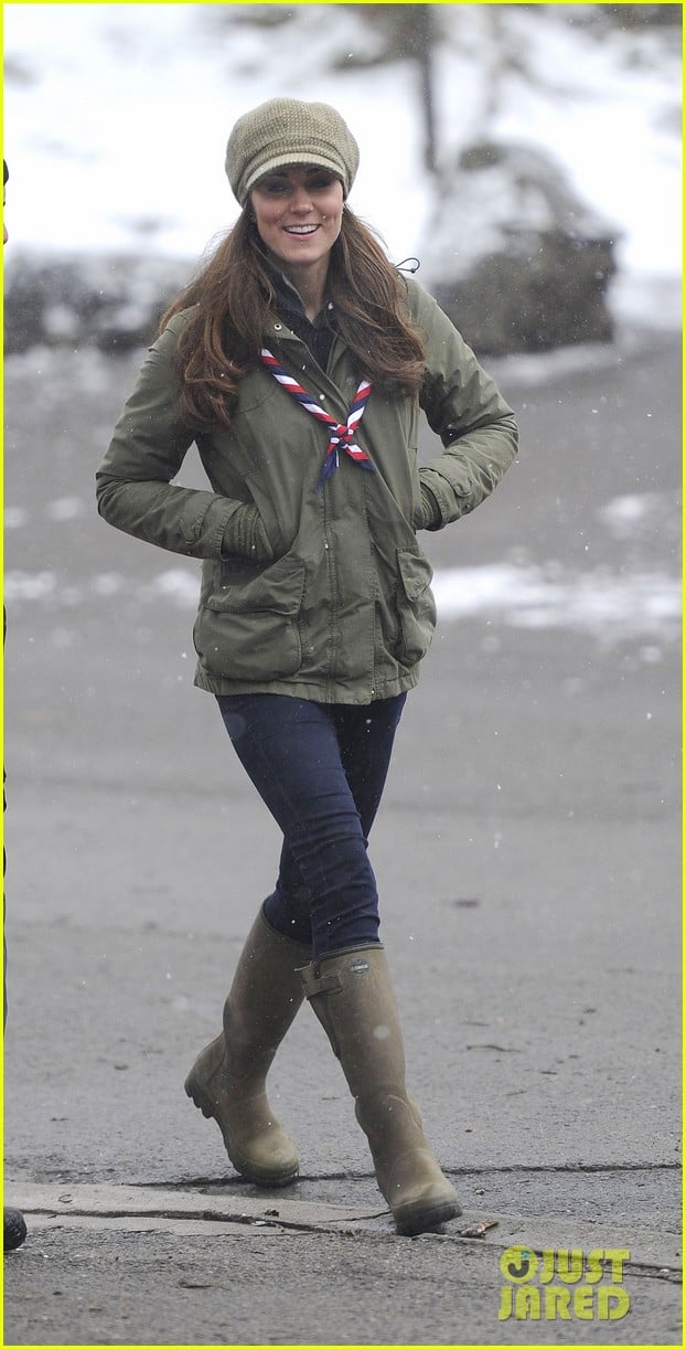 kate middleton pregnant great tower scout camp visit 012835752