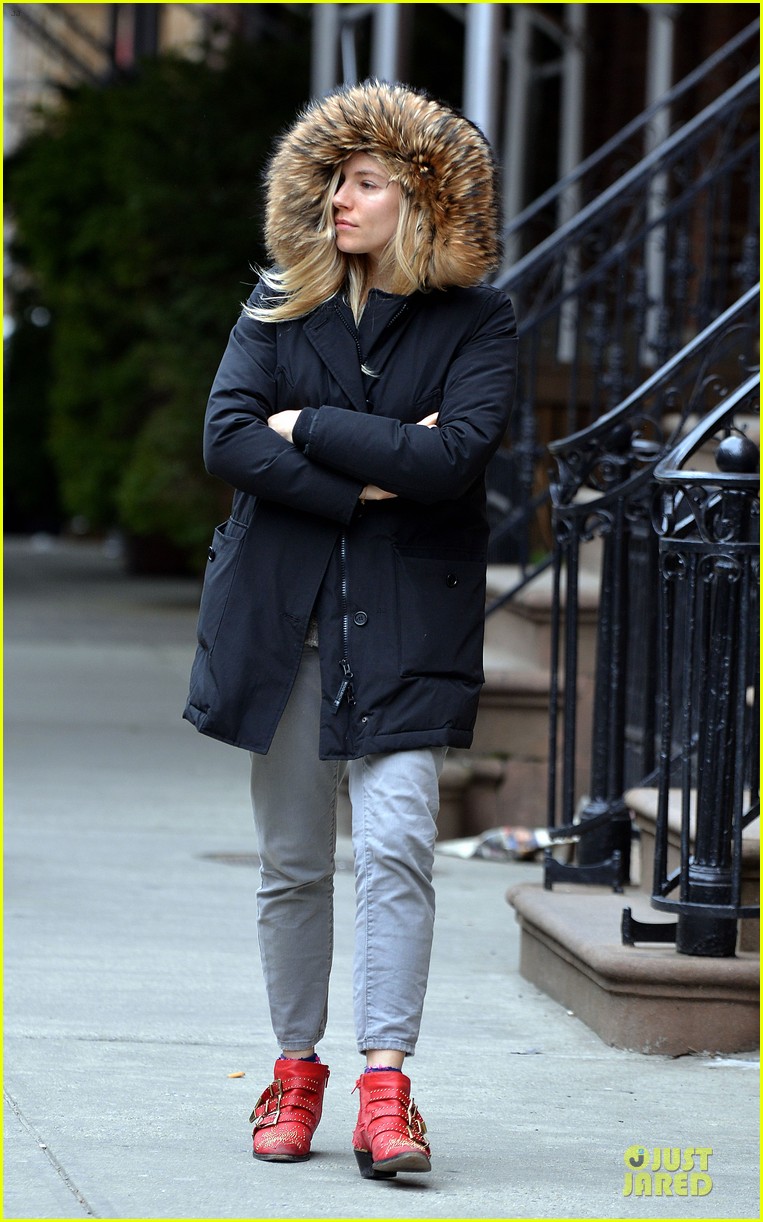 sienna miller red hot stroll in the big apple 092833042