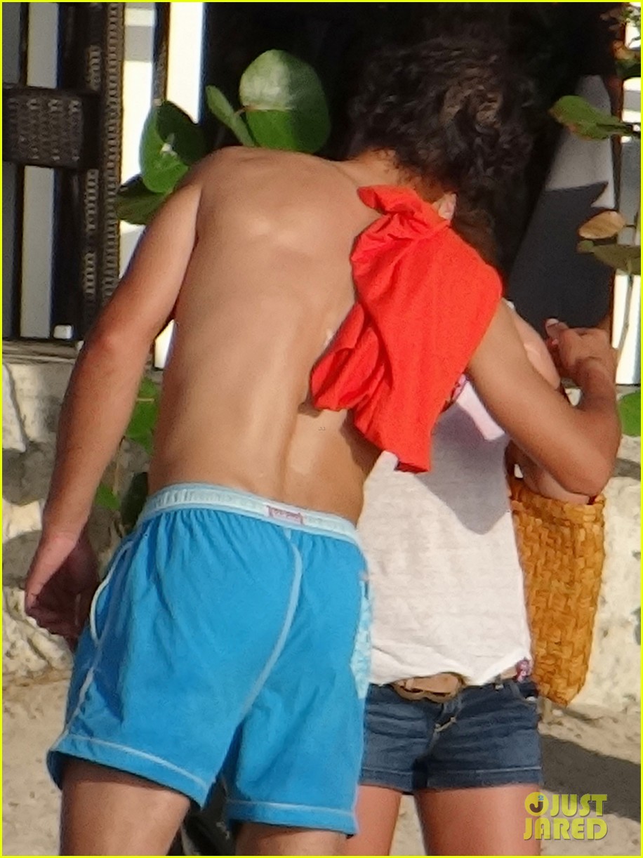 rafael nadal shirtless beach vacation with maria perrello 43