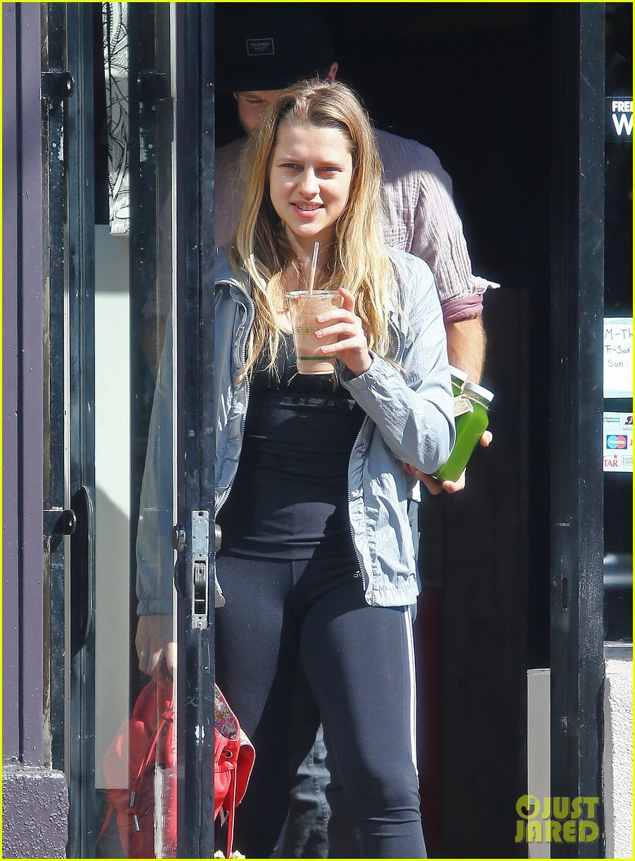 teresa palmer grabs smoothies with mark webber 072822788