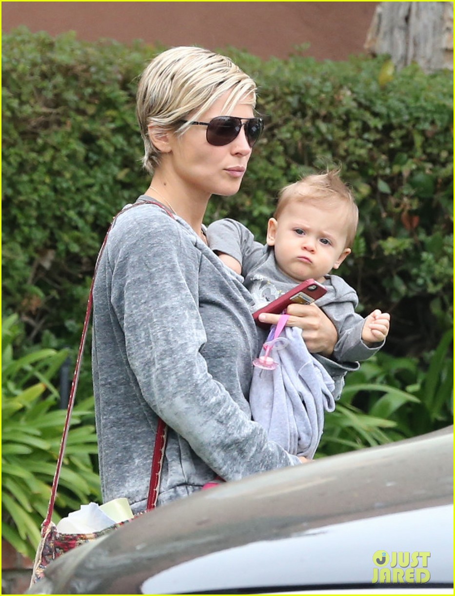 elsa pataky india mommy daughter errands 02