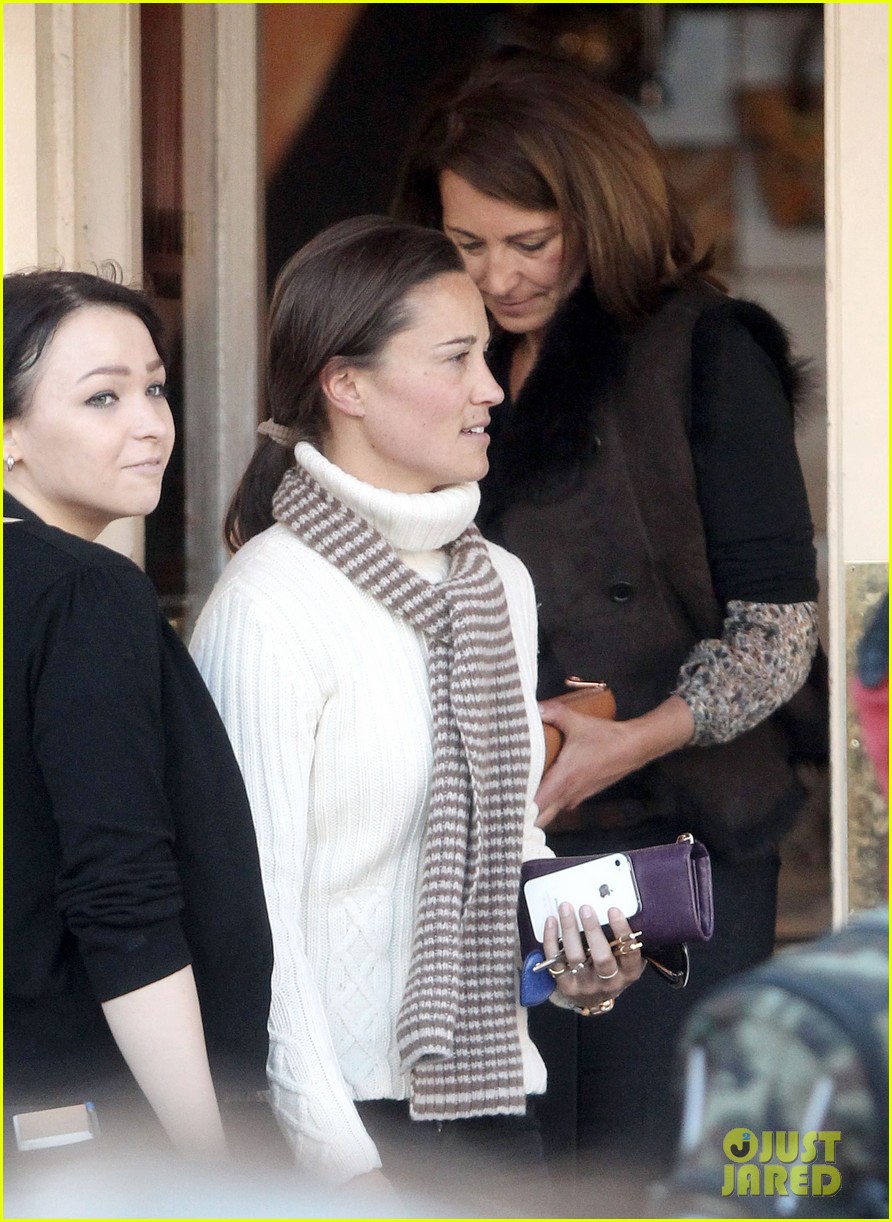 pippa middleton comptoir lunch with mom carole 102827314