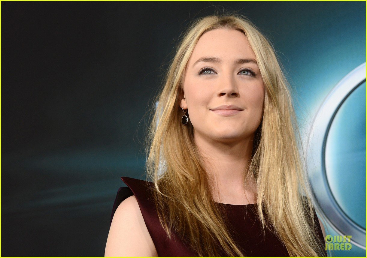 saoirse ronan max irons the host hollywood premiere 12
