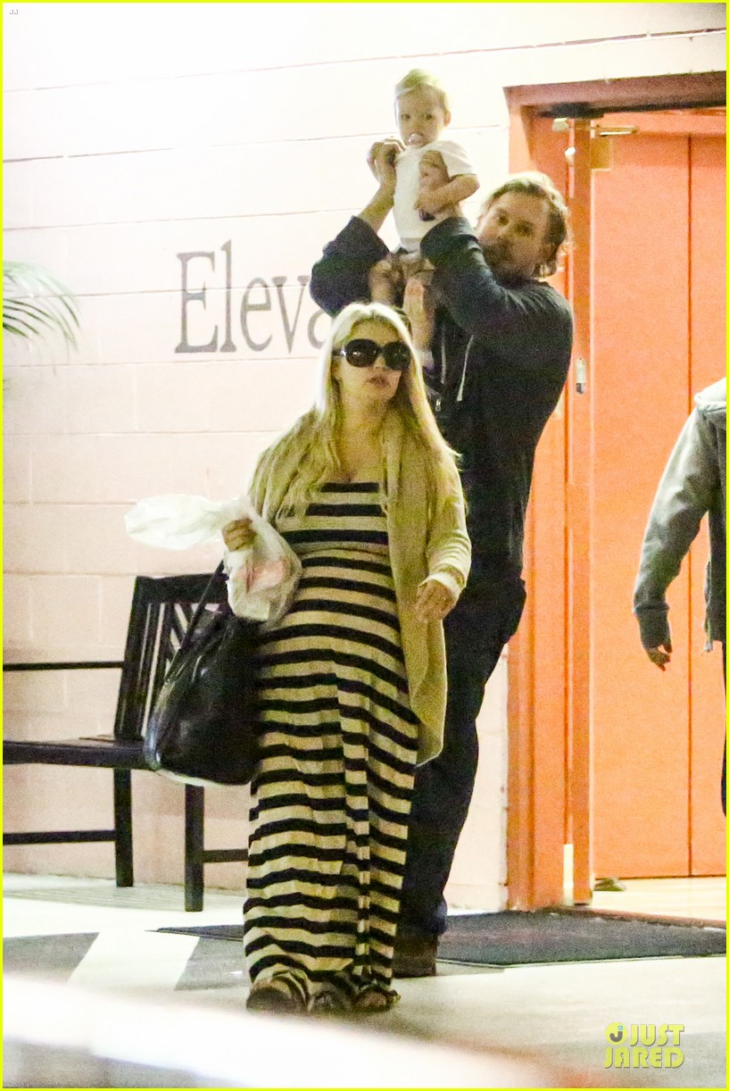 pregnant jessica simpson eric johnson doctors office with maxwell 062839967