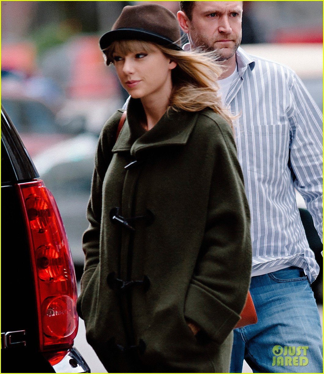 taylor swift nyc arrival for red tour 04